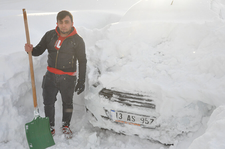 Havanın açmasıyla birlikte vatandaşlar da ellerine kürekleri alarak hem evlerinin önünü hem de arabalarını kar esaretinden kurtarmak için çalışıyor.