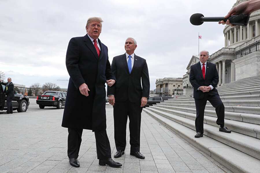 ABD Başkanı Trump ve Başkan Yardımcısı Mike Pence Beyaz Saray’daki görüşmeler öncesinde Senato’da Cumhuriyetçilerle bir araya gelmişti. ABD basınına yansıyan haberlerde Cumhuriyetçi Parti içinde hükümetin kapalı kalmasından rahatsız olan isimlerin bulunduğu belirtilmişti.