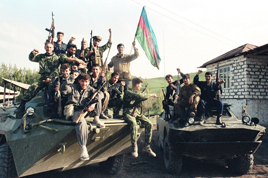Karabağ Savaşında Azerbaycan bayrağı ile poz veren Azerbaycanlı askerler.