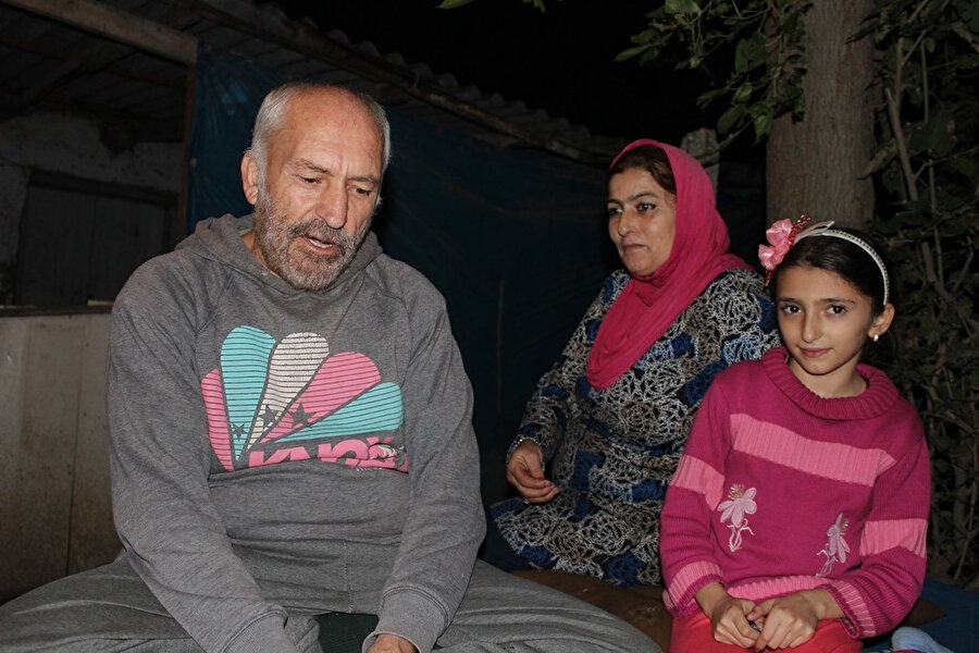 Seyyid Maksud Haşimi eşi ve kızıyla birlikte.