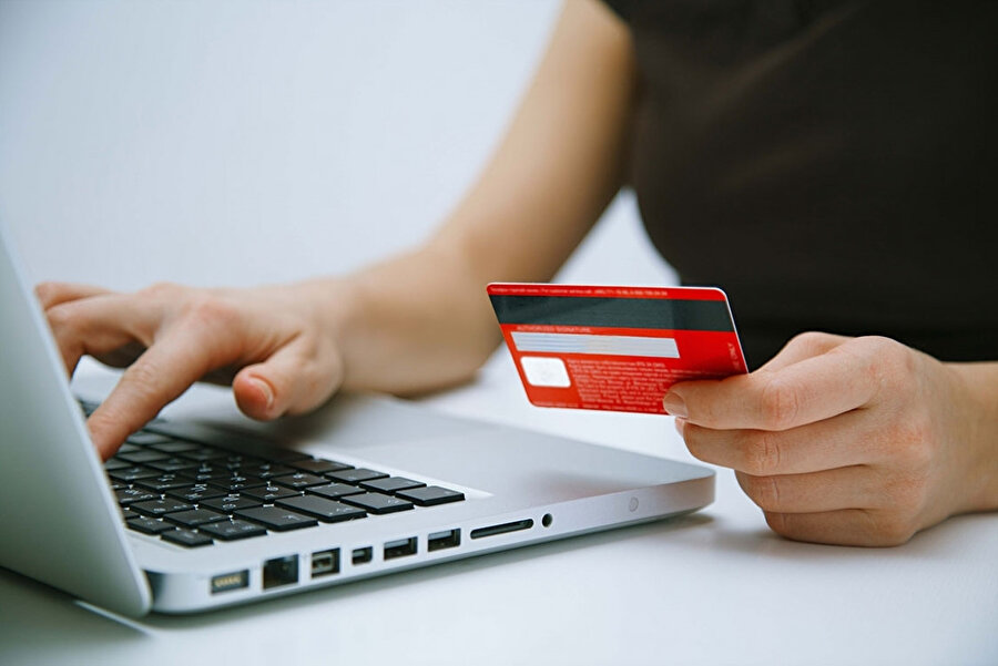 Kredi kartı harcamaları konusundaki düzenlemeler kullanıcılar için büyük önem arz ediyor. 