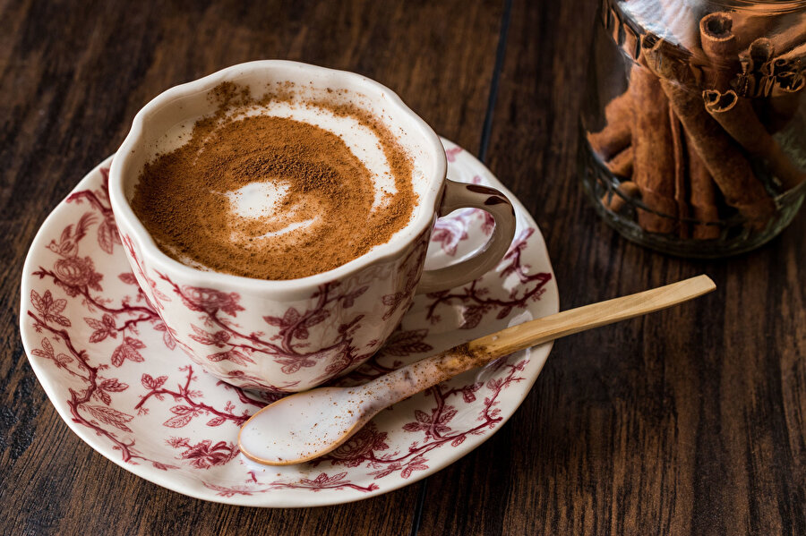 Salep, süt bazlı kaymak, çikolata, karamel, fıstık, ceviz ve sakızlı dondurmalarda kullanılırken, soğuk havalarda da içecek olarak tarçınlı ikram ediliyor. 