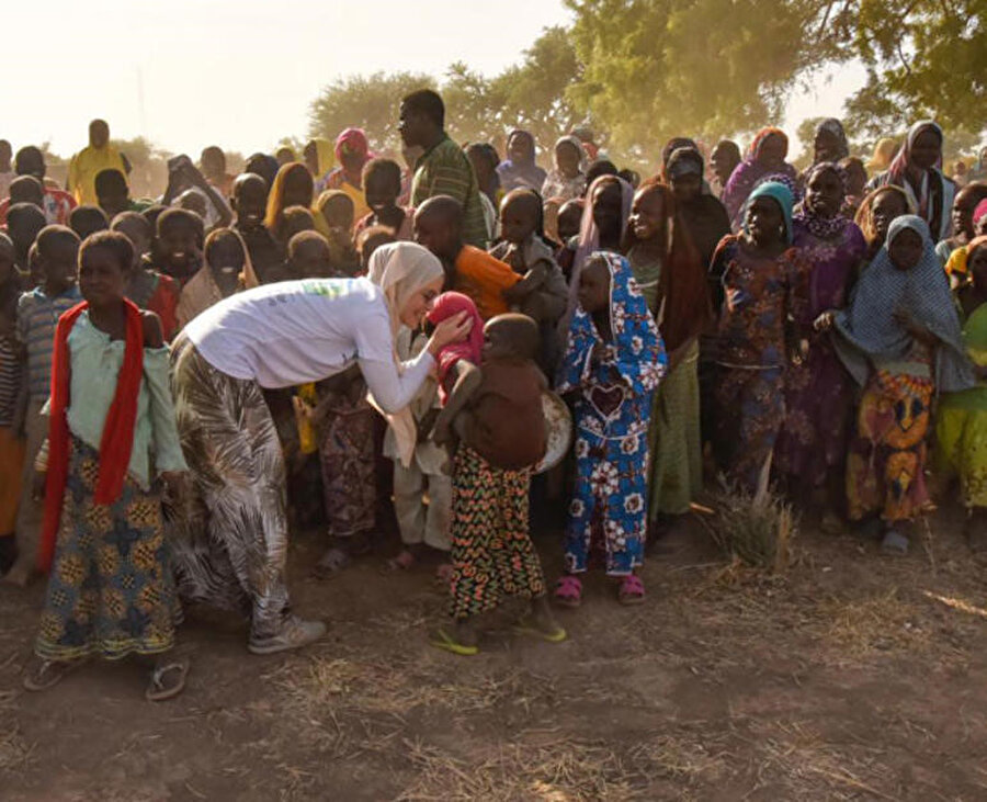 Kamerun'a giden kafilede, dernek başkanı oyuncu Gamze Özçelik, fotoğrafçı Yavuz Atalay ve gönüllüler bulunuyor.