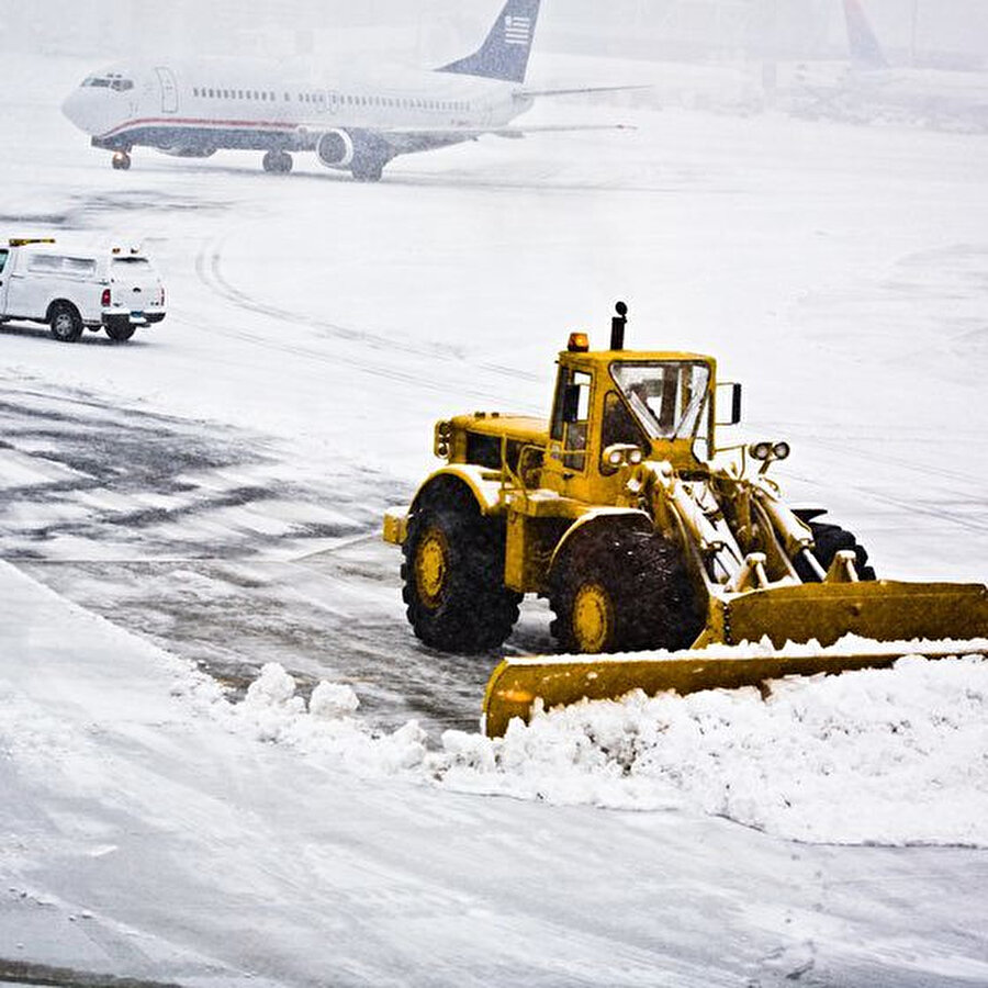 Kar yağışı hava ulaşımında da gecikmelere neden oluyor.
