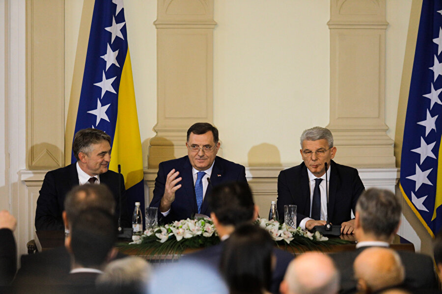  7 Ekim'de yapılan seçimlerde ülkenin en üst makamı olan Devlet Başkanlığı Konseyine seçilen Boşnak üye Sefik Dzaferovic, Hırvat üye Zeljko Komsic ve Sırp üye Milorad Dodik (sağda) yemin ederek görevlerini devralmıştı.