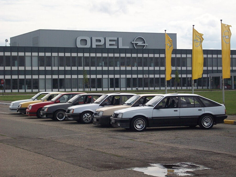 Opel de General Motors bünyesi altındaki markalar arasında yer alıyor. 