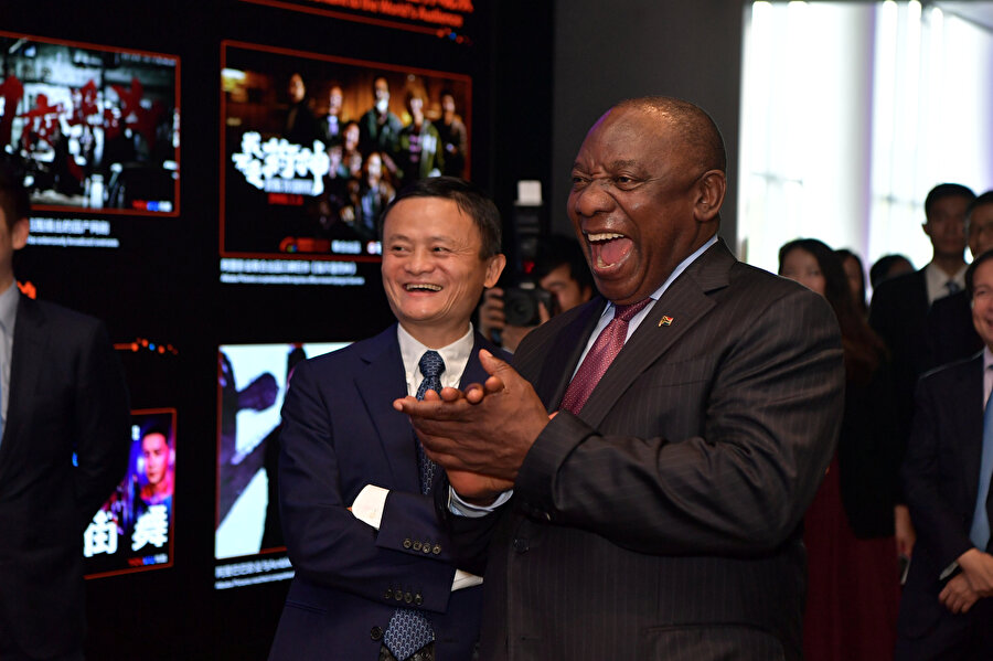 Güney Afrika Cumhurbaşkanı Ramaphosa, Alibaba Grubu'nun merkezini, şirketin kurucusu ve yönetici başkanı Jack Ma ile birlikte ziyaret etmişti.