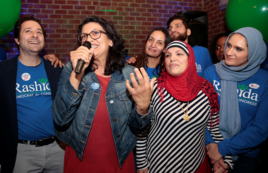 Demokratik partili Rashida Tlaib, adaylık sürecinde aile ve arkadaşlarıyla bir araya gelmişti. 