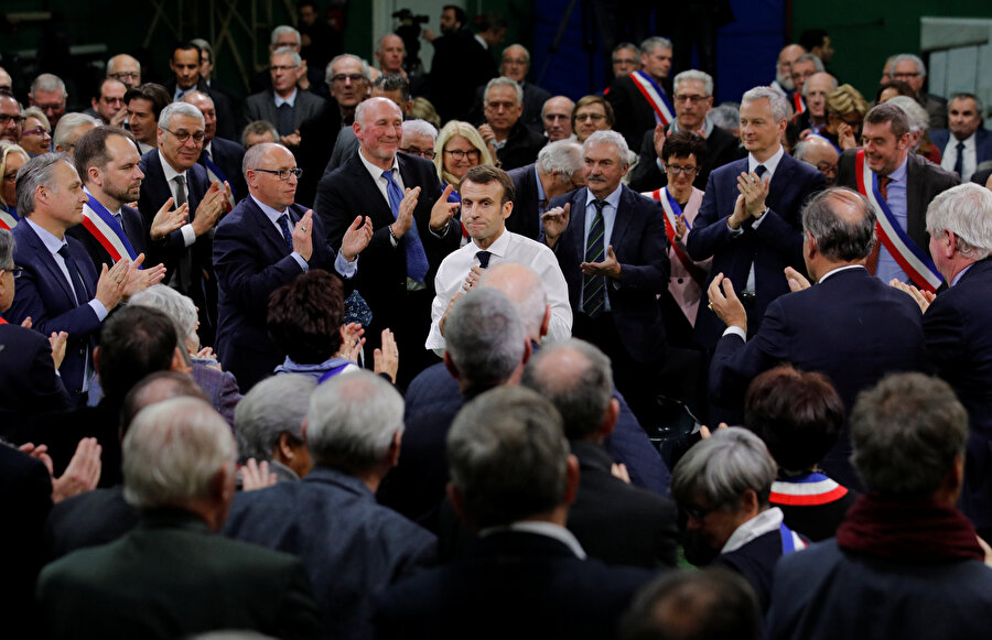 Macron 600 belediye başkanıyla bir araya geldi.