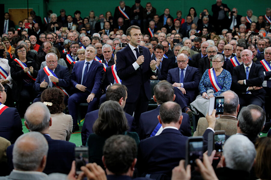 İngiltere Avam Kamarası'nın Brexit'i reddetmesine de değinen Macron, 3 ihtimal olduğunu belirtti.