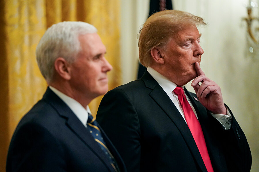 ABD Başkanı Donald Trump ve ABD Başkan Yardımcısı Mike Pence Beyaz Saray'da toplantı öncesi yan yana görünüyor.