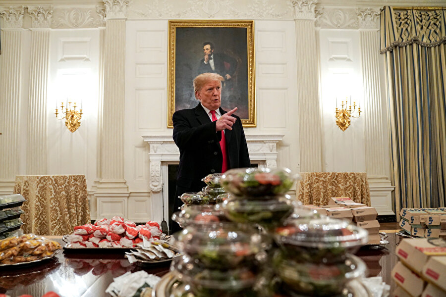 Başkan Trump, hükümetin kapanmasından dolayı aşçı sıkıntısı yaşanan Beyaz Saray'da konukları için pizza ve hamburger siparişi vermişti.