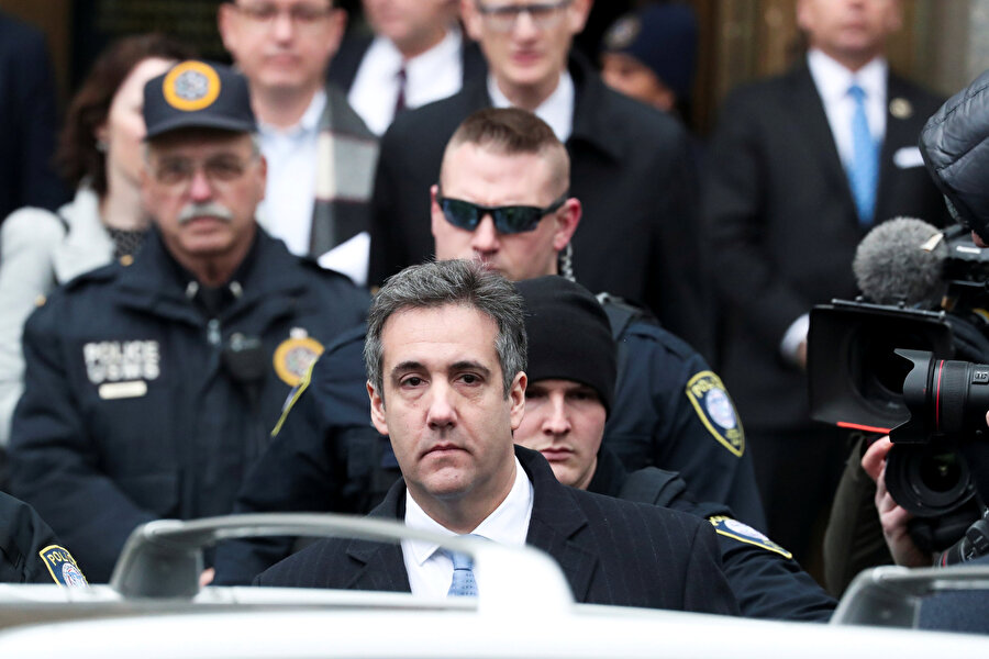 Cohen, New York'ta bulunan mahkemeden çıkarken görünüyor.