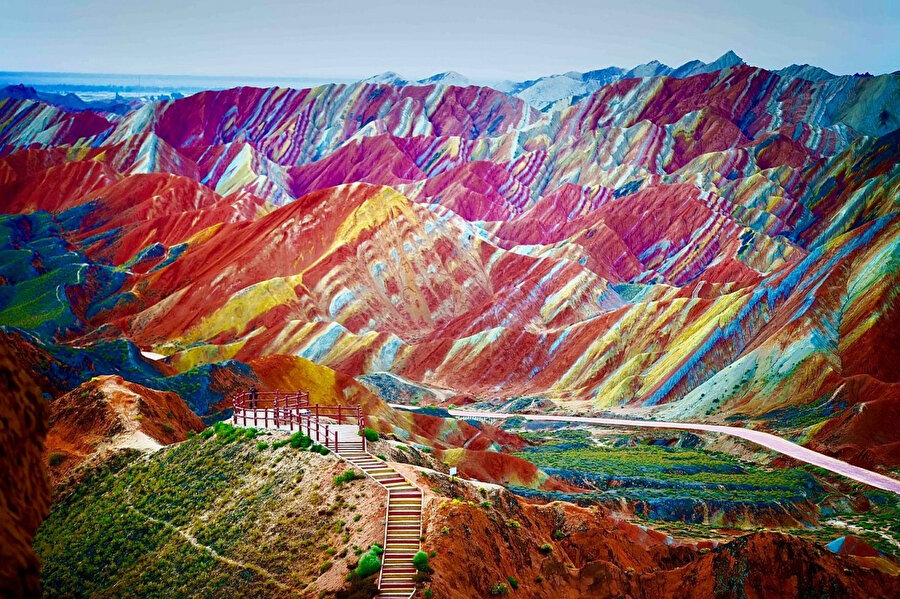 Çin'de bulunan, bir ebru tablosundan fırlamış gibi renkli ve harika görünümlü dağlar.