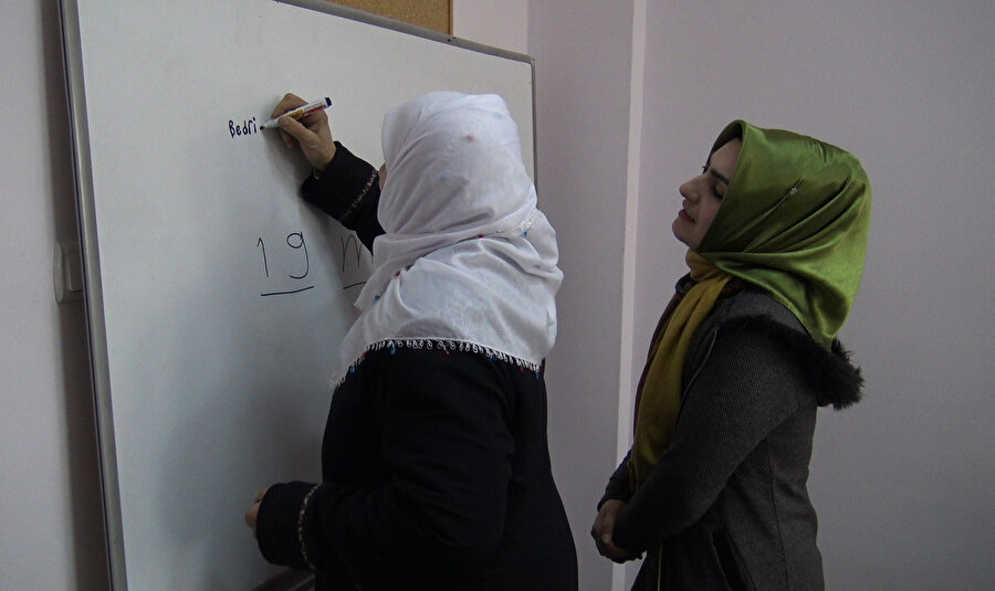 Bedriye Çabas, kurs öğretmeni Gülşen Karataş'ın yardımlarıyla kursu tamamladı.