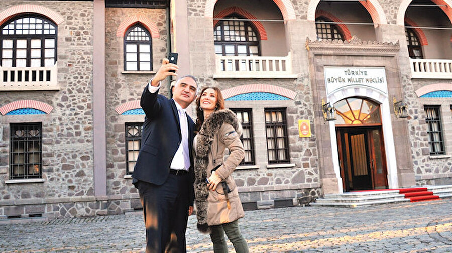 Kültür ve Turizm Bakanı Mehmet Nuri Ersoy, Müzede Selfie Günü’ne eşiyle birlikte Cumhuriyet Müzesi’nde yaptığı öz çekimle katıldı. 