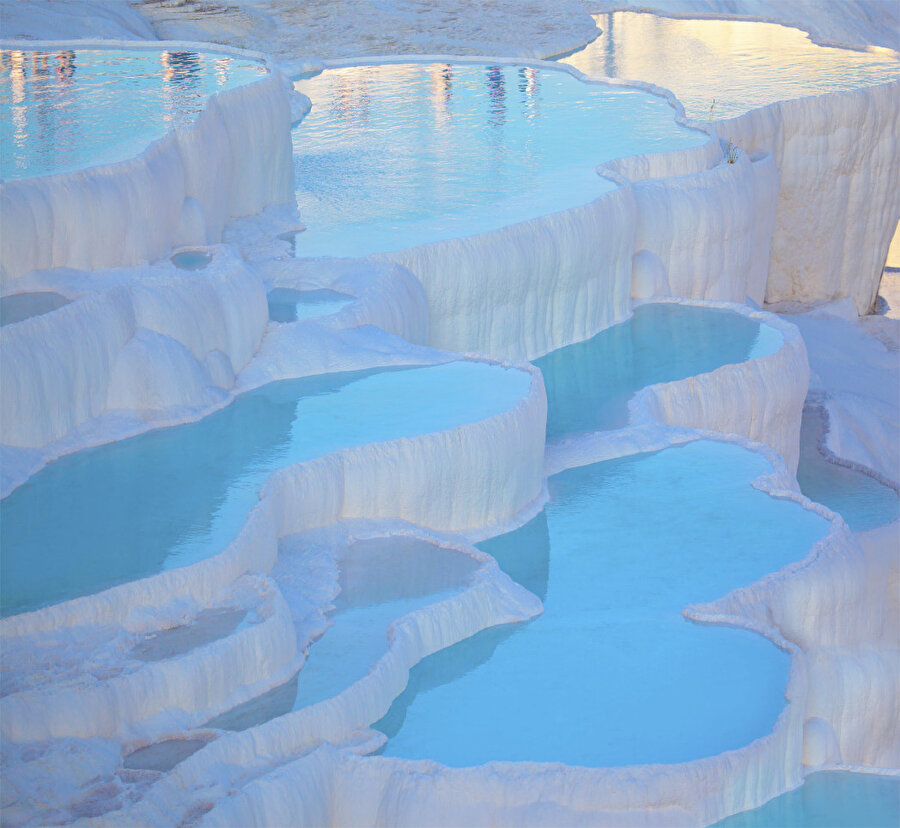 Denizli’nin pamuk diyarı gibi duran Pamukkale Travertenleri.