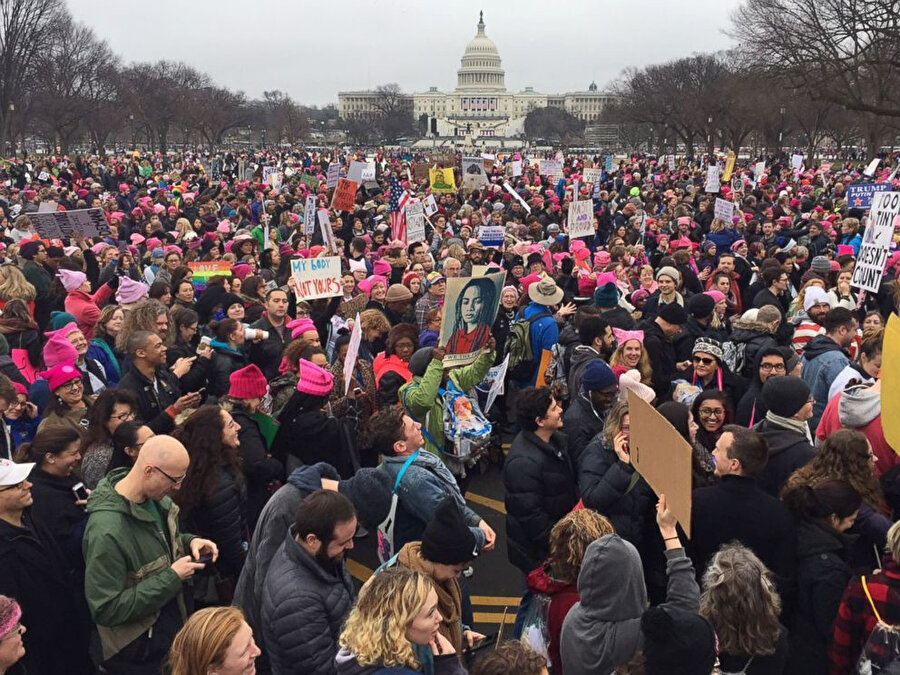 Katılım oranı farklı siyasi taraflarca farklı yansıtılsa da gösteriler, Vietnam savaşı döneminden bu yana başkent Washington’daki en kalabalık kitlesel eylem olarak görülüyor.