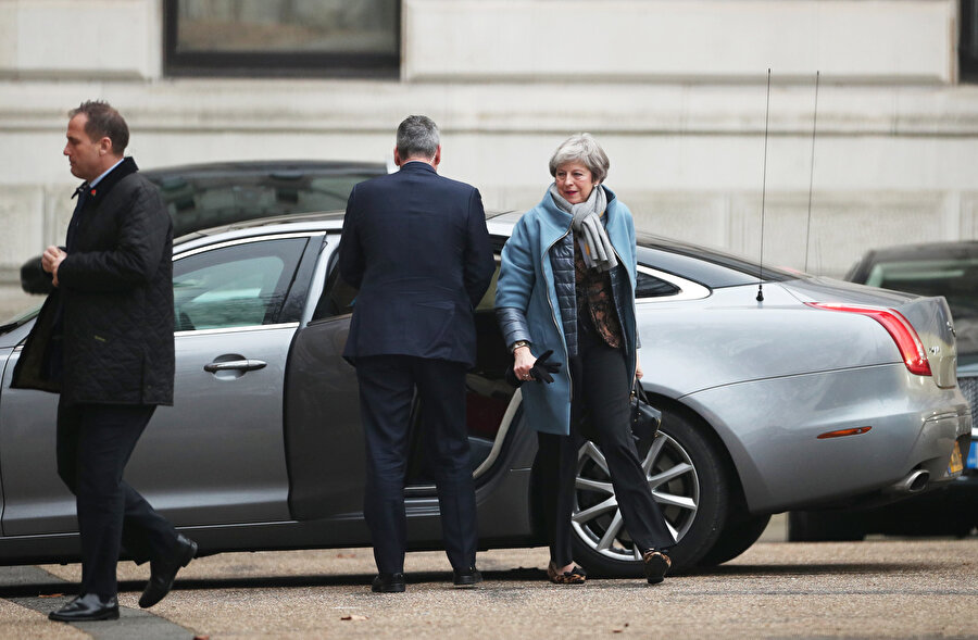 İngiltere Başbakanı Theresa May (sağda)
