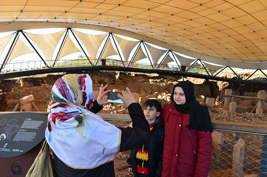 Tarihi ören yerinin etrafında gezinen birçok turist alan hakkında bilgiler edinerek yaşadıkları deneyimi ölümsüzleştirdiler.