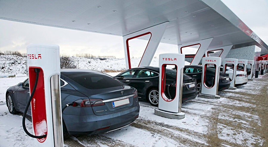 Tesla'nın Supercharge istasyonlarına artan maliyetler sebebiyle zam geldi. 