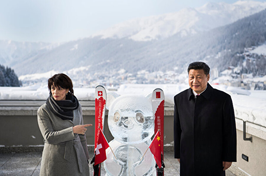 2017'de Davos'a katılan ilk Çin Devlet Başkanı olan Şi Cinping'inse bu yıl zirveye katılmayacağı yardımcısını Davos'a göndereceği belirtildi.