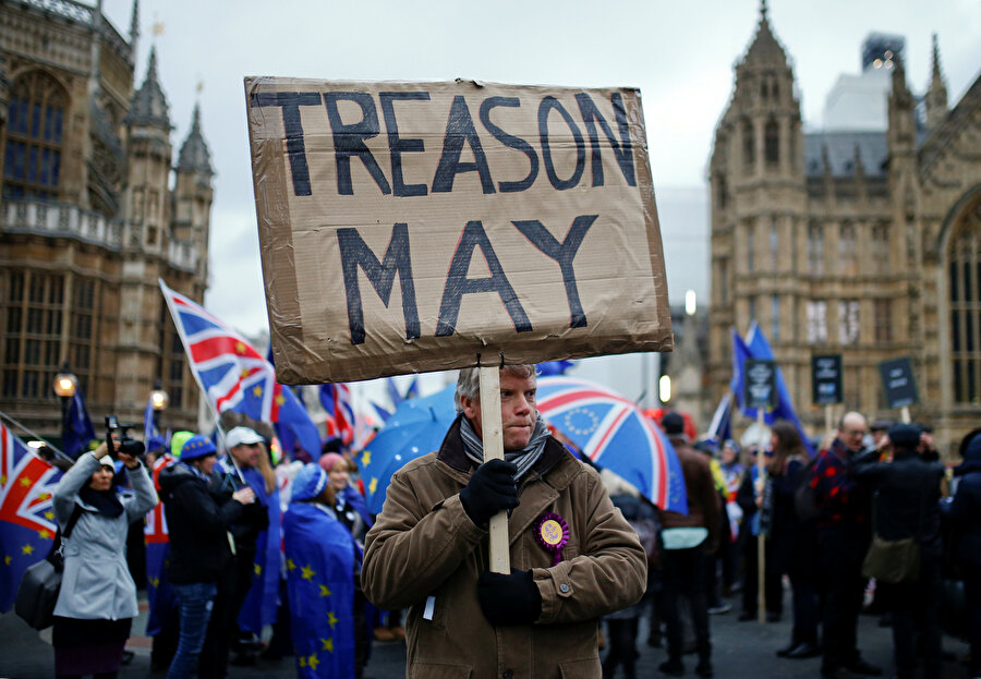 Theresa May, protestocuların hedefindeki isimdi.