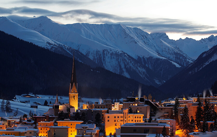  İsviçre'nin Davos kasabasında dün başlayan 49. Dünya Ekonomik Forumu'nda sıkı güvenlik önlemleri dikkati çekiyor.