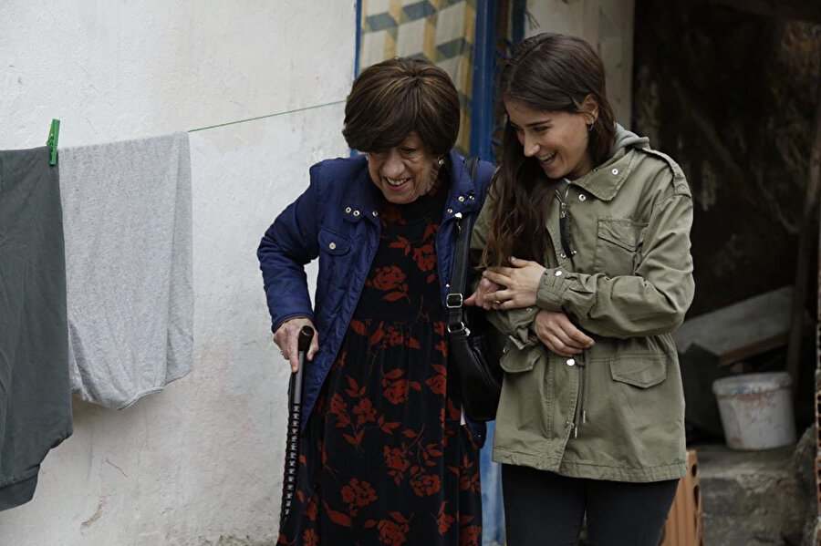 Hazal Kaya ve Ayşen Gruda.