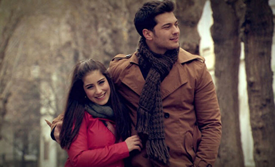 Hazal Kaya ve Çağatay Ulusoy.