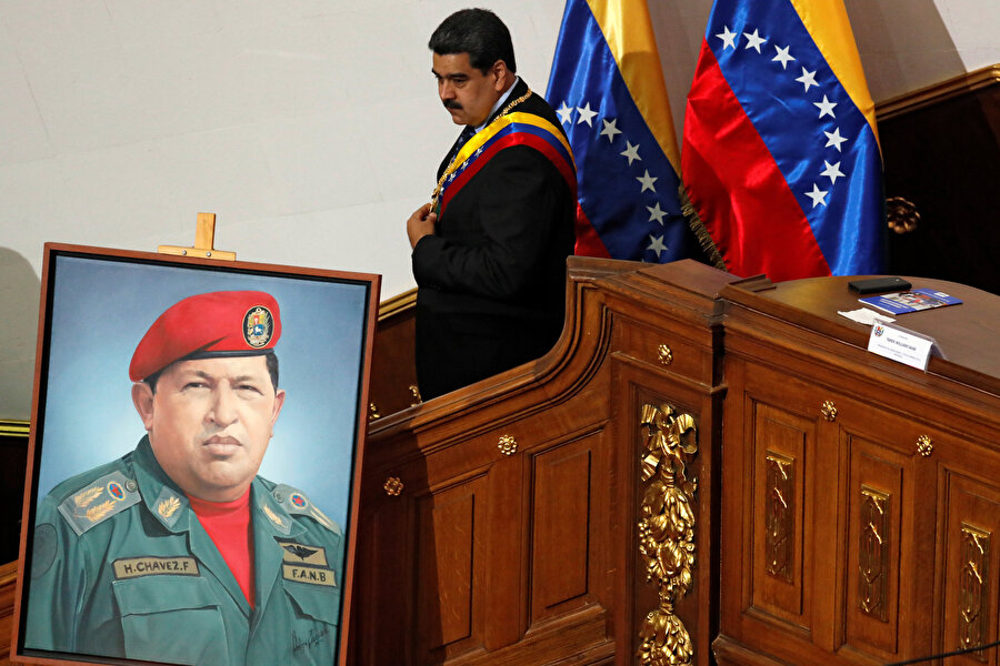 Venezuela Devlet Başkanı Nicolas Maduro, Chavez posterinin yanında görünüyor.