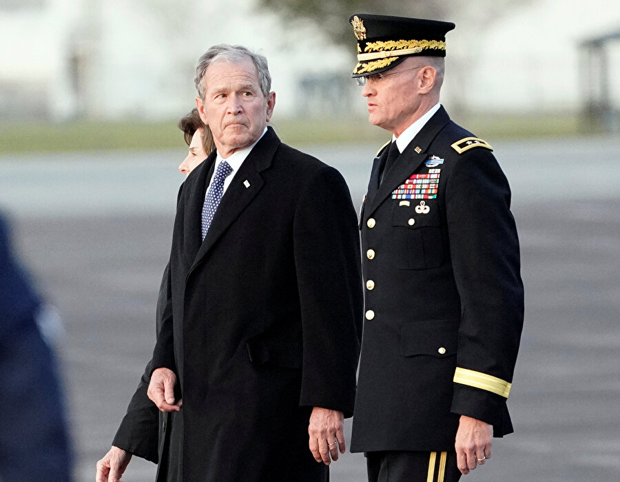 ABD eski Başkanı George W. Bush, babasının cenazesinde görünüyor.