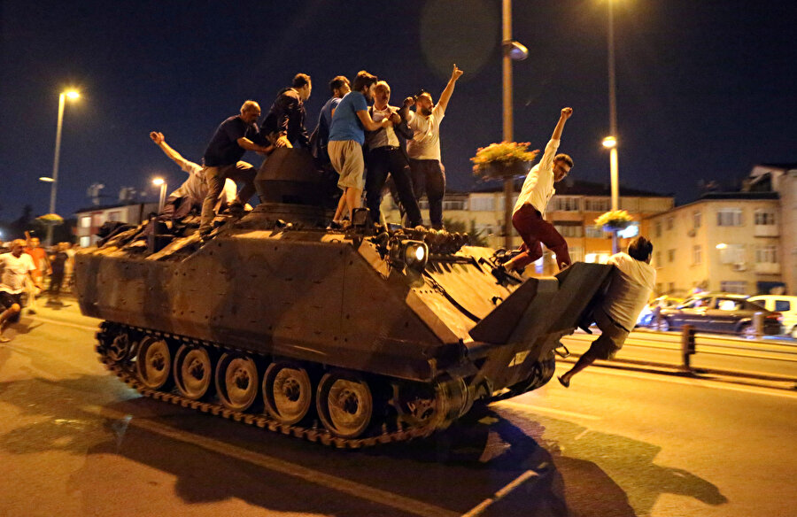 15 Temmuz darbe girişimi sırasında tankın üstüne çıkan vatandaşlar.