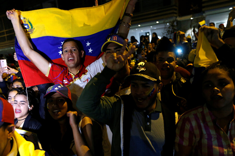 Venezuela'da vatandaşlar sokak gösterileri düzenliyor.