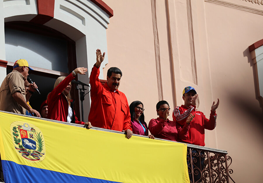 Maduro büyük bir kalabalığa seslendi.