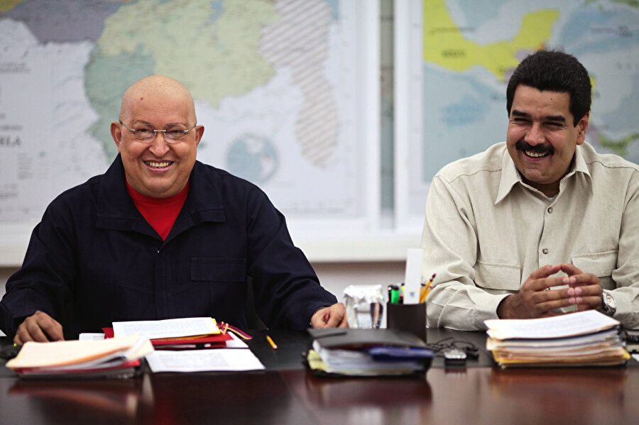 Chavez, Küba'da kanser tedavisi gördükten sonra 4.kez Venezuela Devlet Başkanı seçildi. Yanında ise yardımcısı olarak Nicolas Maduro yer alıyordu.