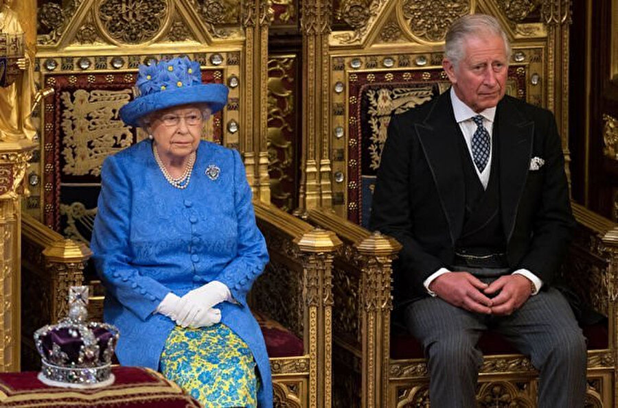 İkinci Elizabethin tahtı bırakması halinde oğlu Charles tahta geçecek. Böyle bir durumda 68 yaşındaki Charles İngiliz tarihinin tahta çıkan en yaşlı monarkı unvanını alacak.