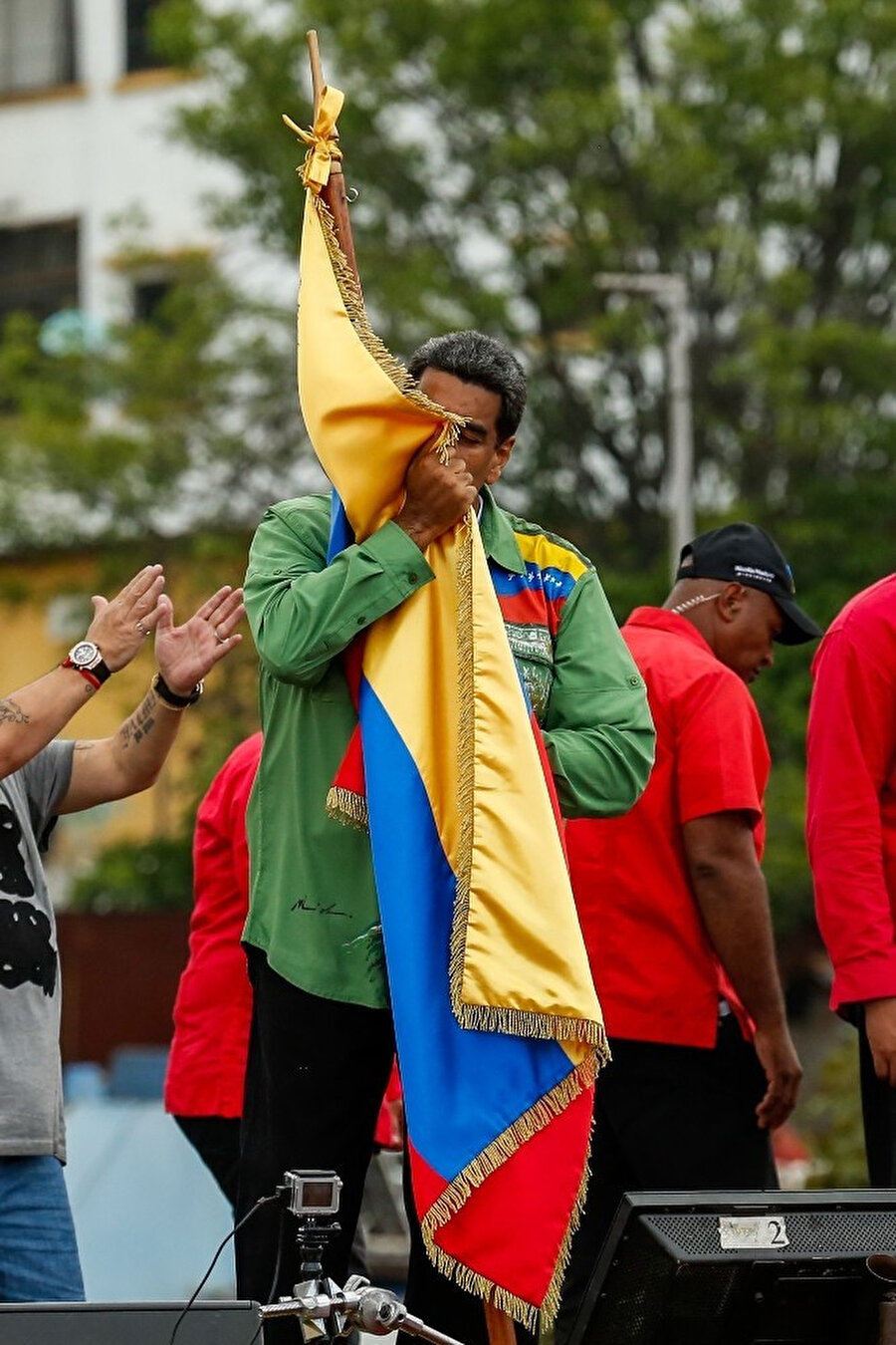 Venezuela’da halkın oylarıyla seçilen Devlet Başkanı Nicolas Maduro’ya Türkiye, Rusya, Çin ve İran’ın yanı sıra Meksika, Uruguay, Nikaragua, Küba, Bolivya gibi pek çok ülkeden de yasal devlet başkanı Maduro’ya destek mesajları geldi.