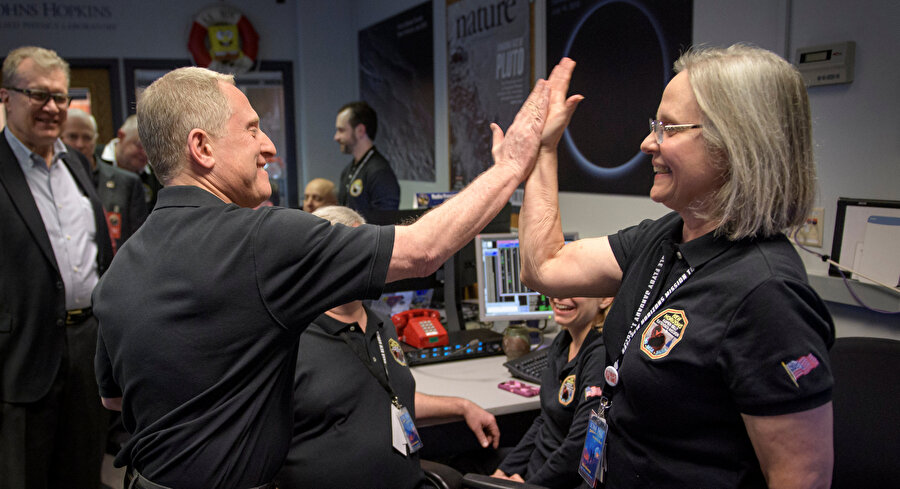 2 NASA çalışanı birbirlerini tebrik ediyor.