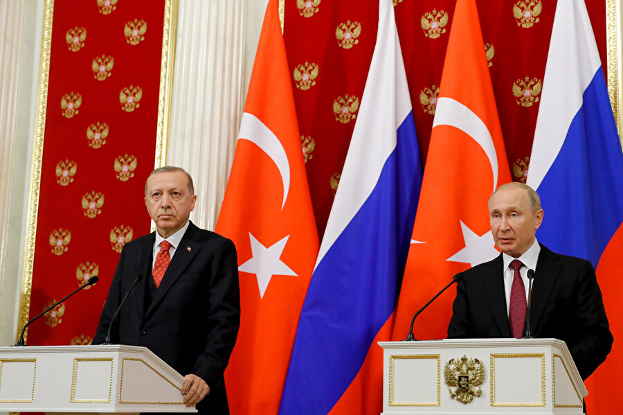 Türkiye Cumhurbaşkanı Recep Tayyip Erdoğan (solda) ve Rusya Devlet Başkanı Vladimir Putin (sağda) , Kremlin Sarayı'nda baş başa ve heyetlerarası görüşmelerin ardından ortak basın toplantısı düzenlemişti.