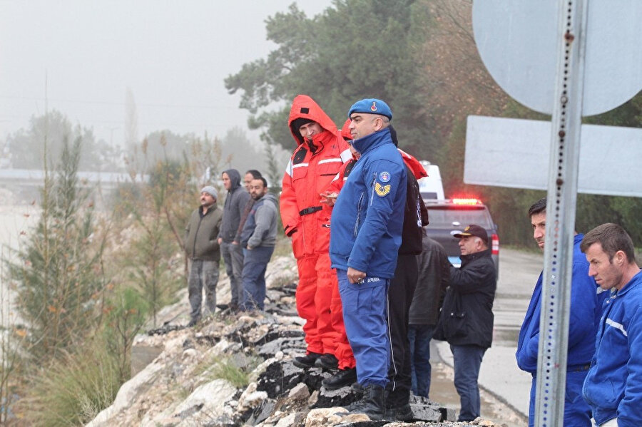 Havanın yağışlı olması nedeniyle ekipler zaman zaman çalışmalarına ara verdi.