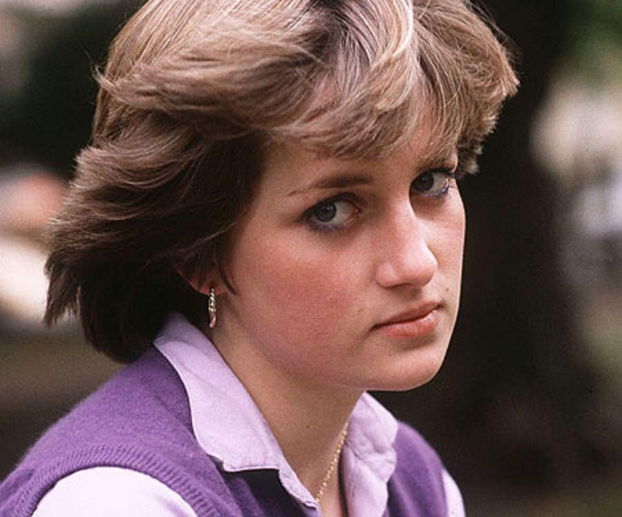 Gençlik döneminde utangaç bir yapısı olan Prenses Diana'nın müziğe ve dansa ilgisi vardı. 