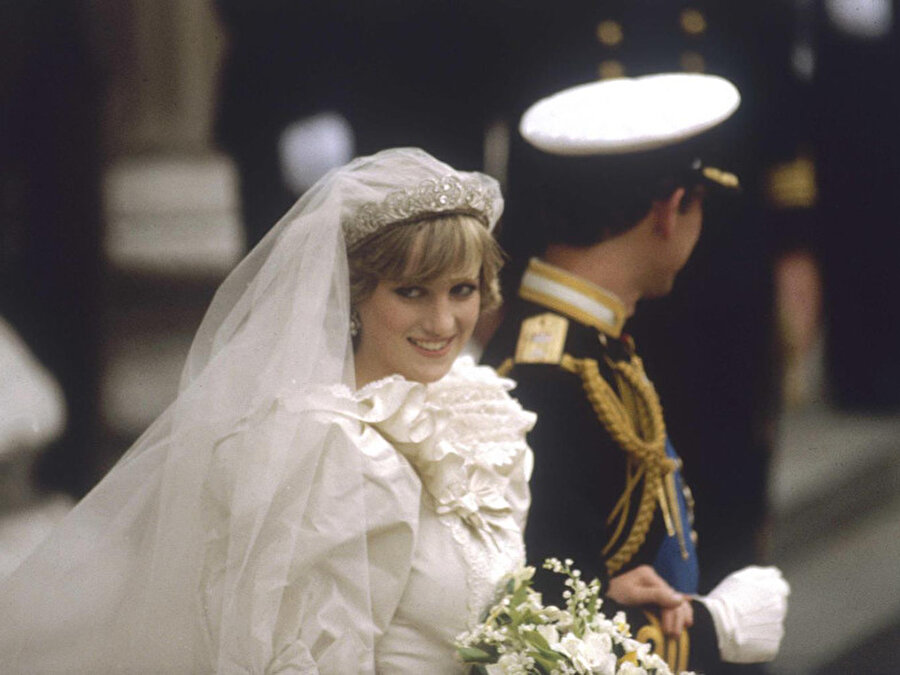 1977 yılında Diana, Prens Andrew ve Prens Edward'ın büyük erkek kardeşi Charles ile tanıştı. 