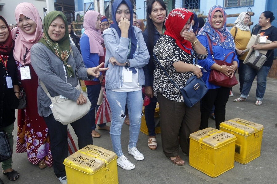 Bangsamoro Organik Yasası'nın (BOL) kabulü için yapılan referandumun ilk aşamasında yaklaşık 1,7 milyon seçmen oy kullandı.
