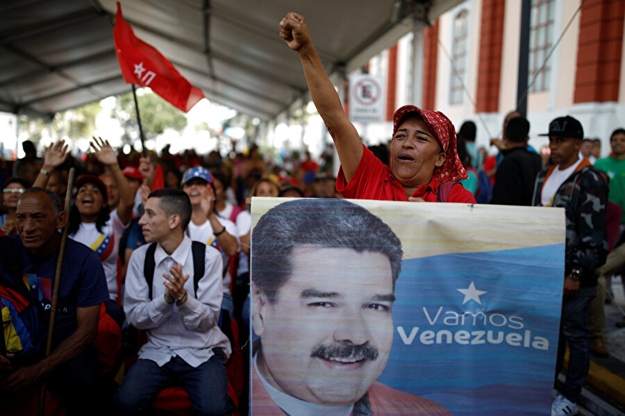 Devlet Başkanı Maduro'nun destekçileri ülkenin dört bir yanında gösteriler düzenliyor.