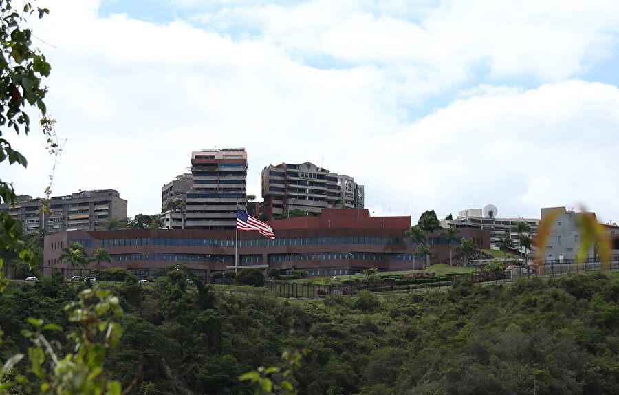 Başkent Caracas'taki ABD Büyükelçiliğinden bazı diplomatlar ülkelerine döndü