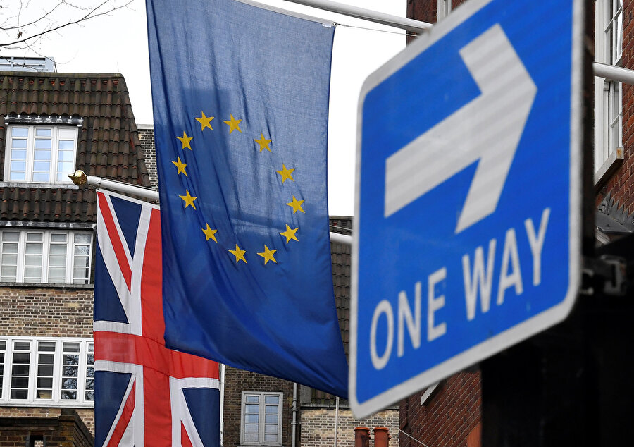 Birleşik Krallık ve Avrupa Birliği bayrakları yan yana görünüyor.