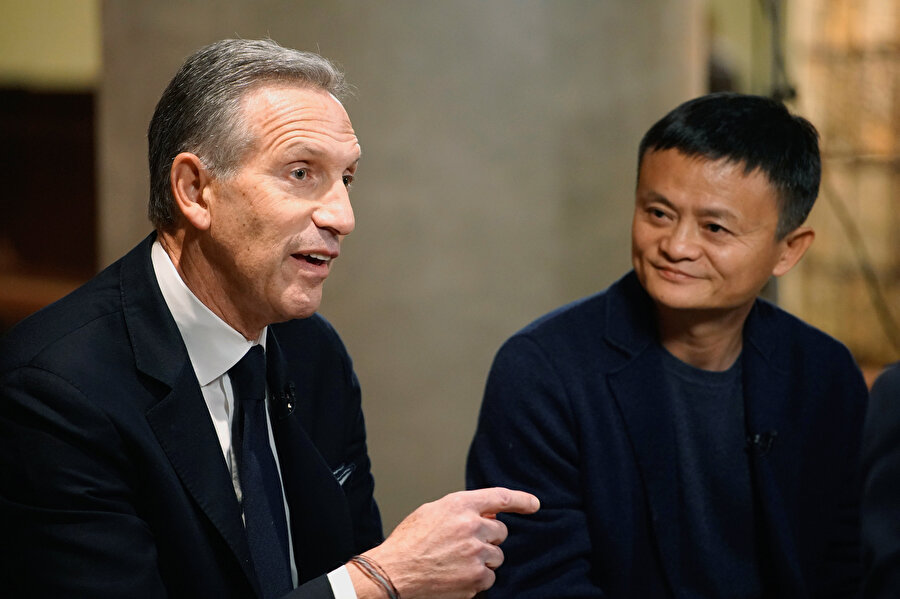 Howard Schultz ve Alibaba'nın kurucusu Jack Ma aynı karede.