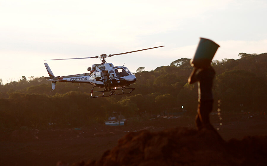 Brezilyalı yetkililer bir barajın yıkılması sonrası kaybolan yaklaşık 300 kişiyi arama çalışmalarını durdurdu.