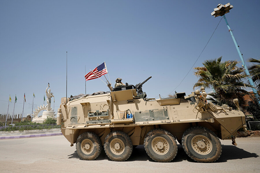 ABD savunmasına ait askeri tank Suriye sokaklarında görünüyor.